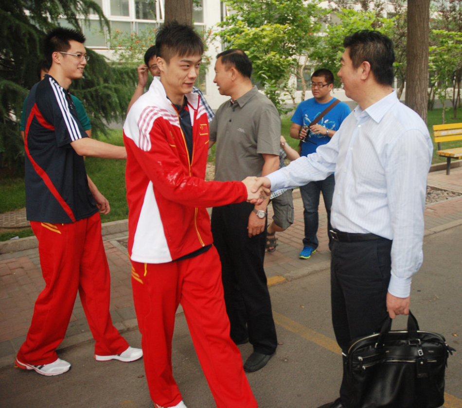 于大伟笑容灿烂