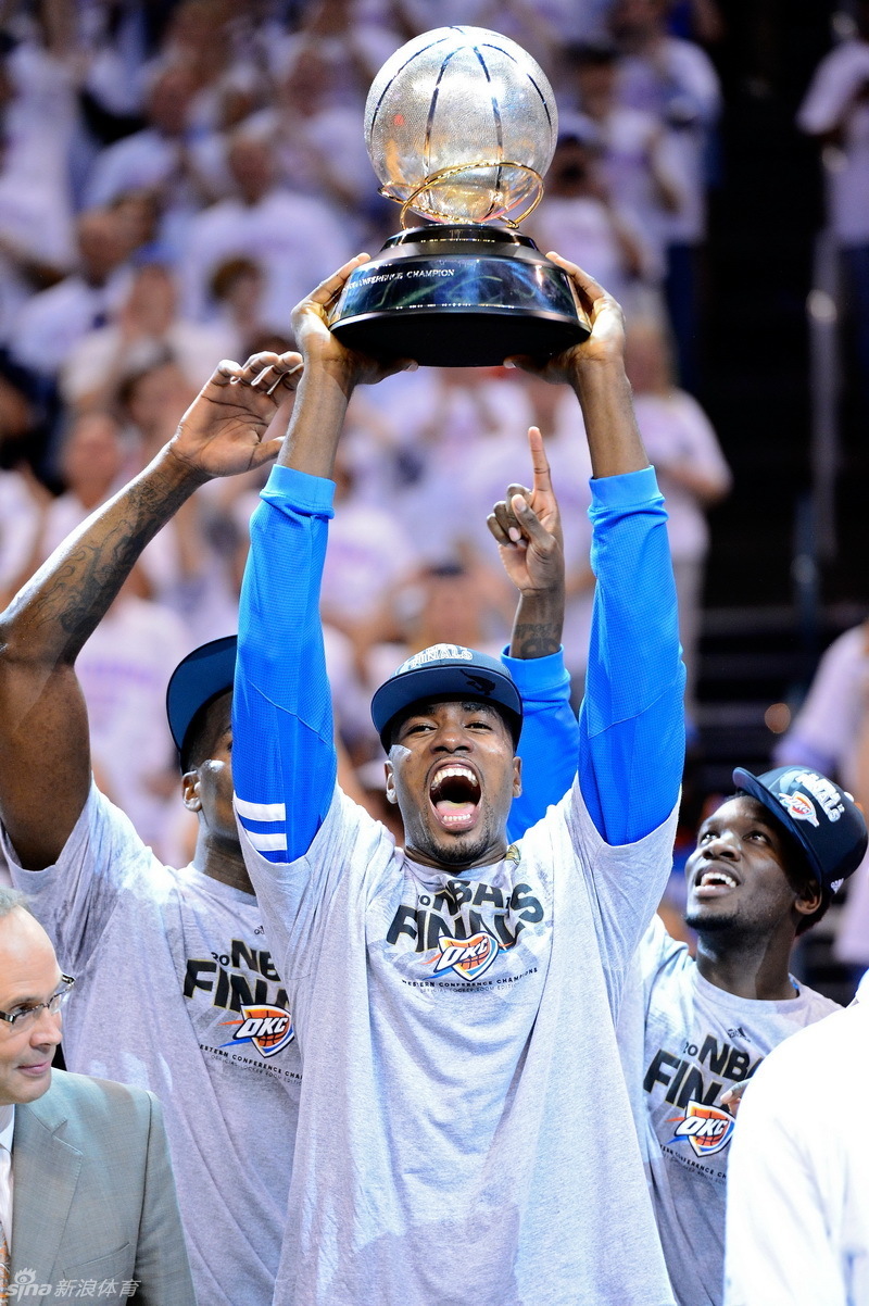 杜兰特举起冠军奖杯