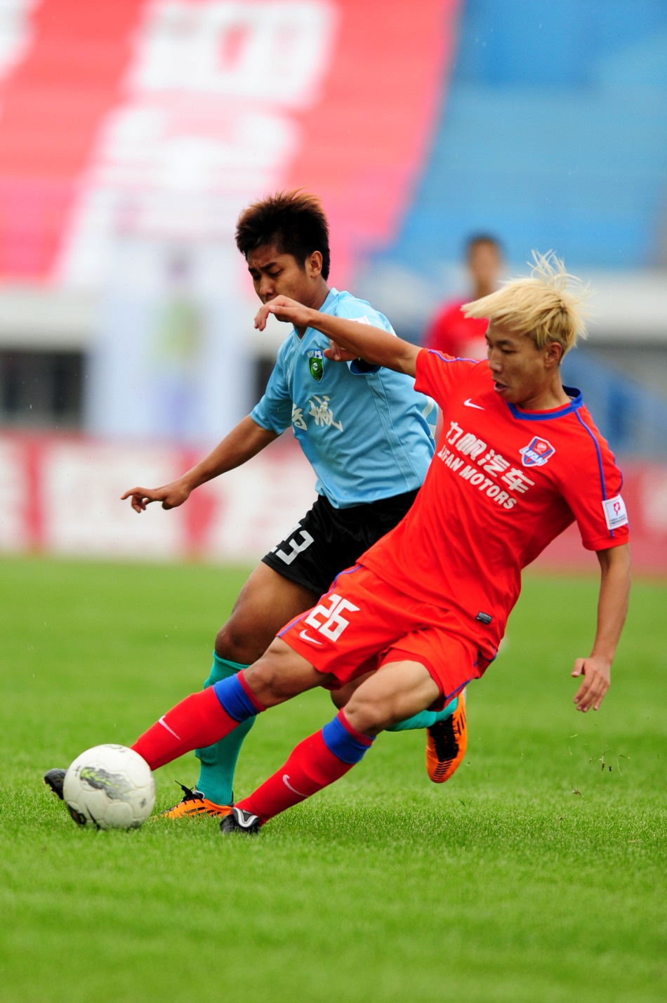 重庆力帆队进球功臣布兰登赛后跪地庆祝