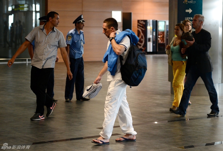 纳斯里轻装简行