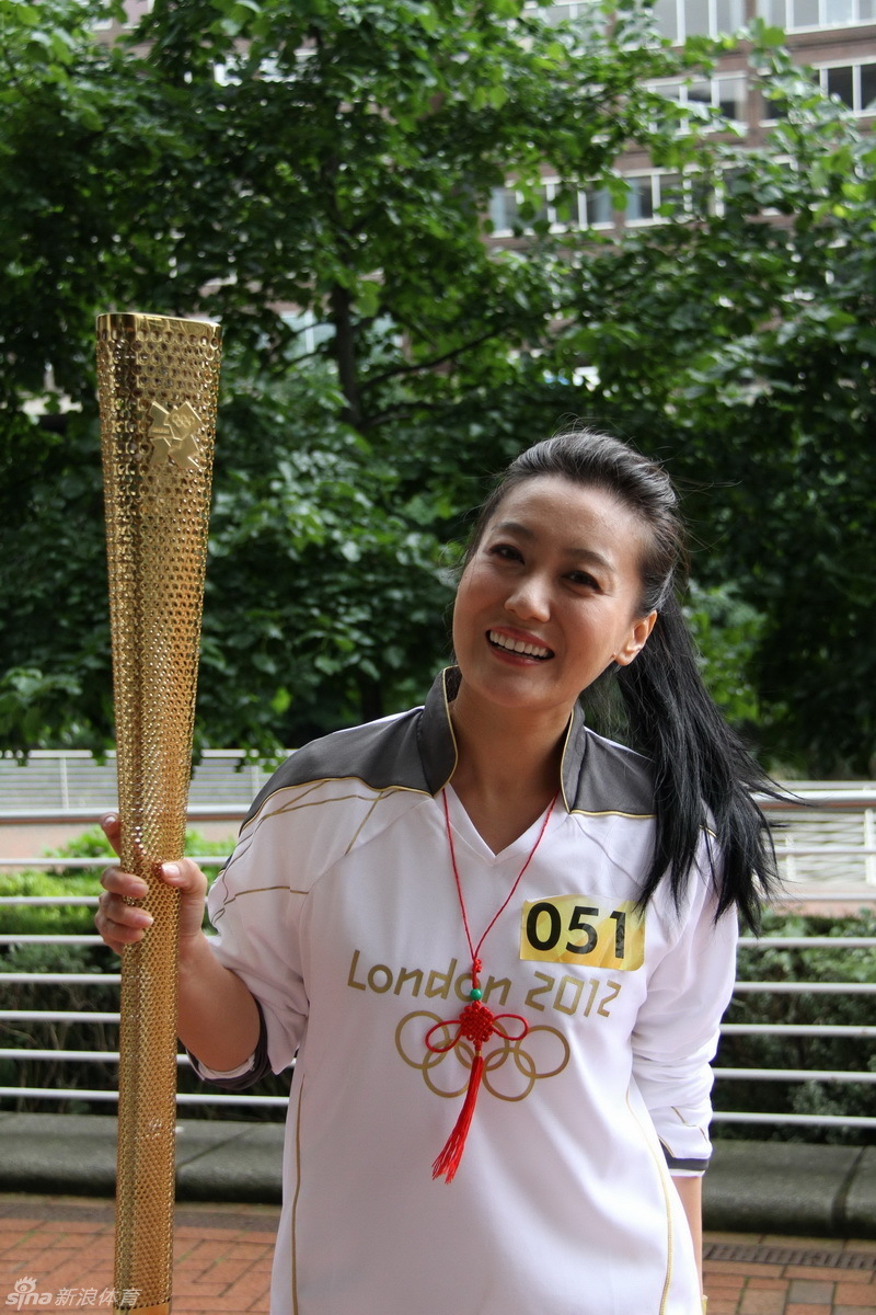 谭晶在英国传递奥运火炬_高清图集_新浪网