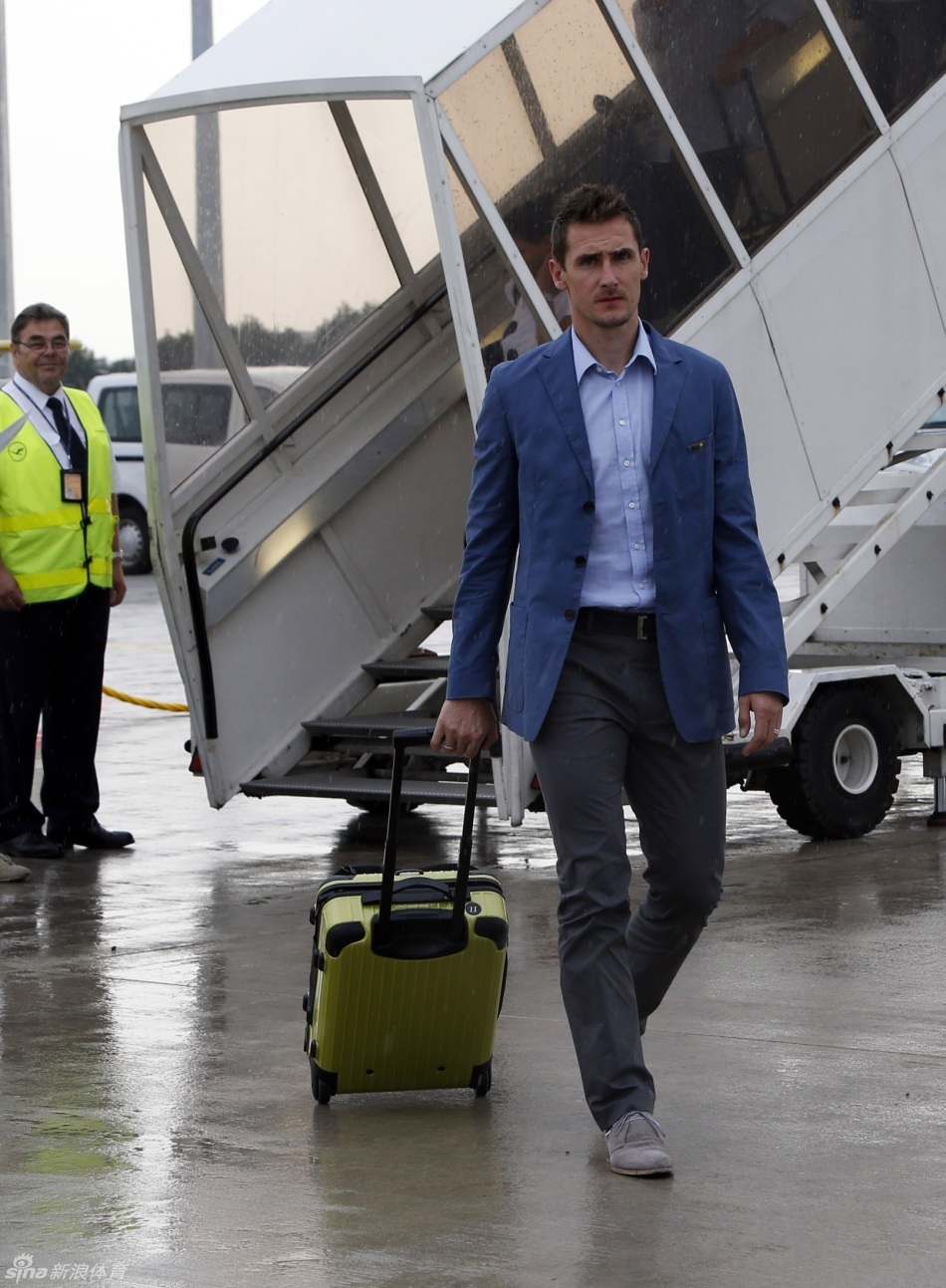 勒夫在法兰克福机场被媒体包围