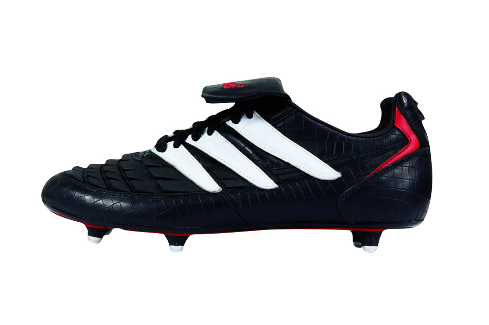 列表查看 大图 全屏观看 1 / 11 时至今日,adidas猎鹰系列足球鞋已经