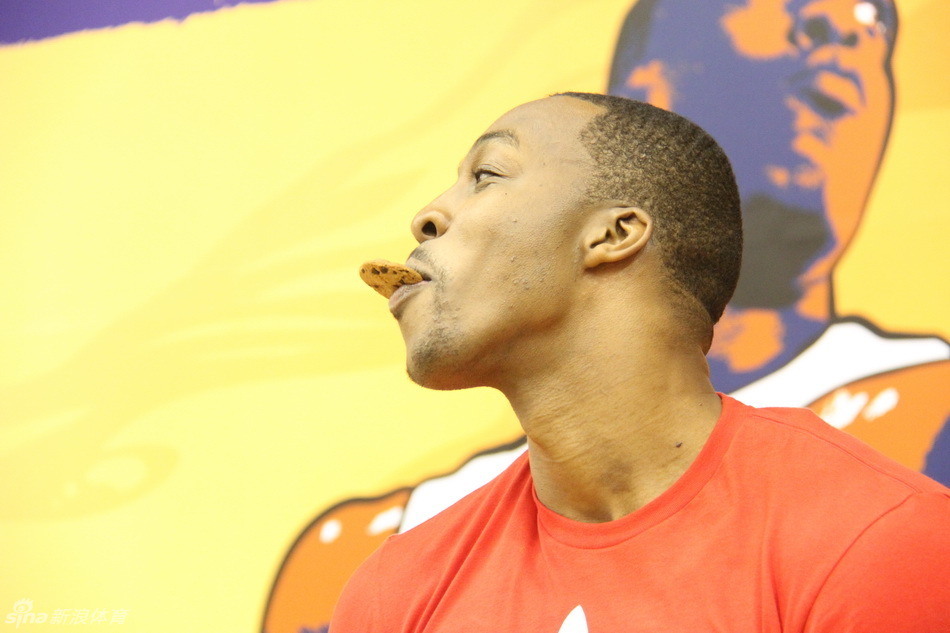 霍华德学功夫与球迷比赛脸吃饼干_高清图集_新浪网