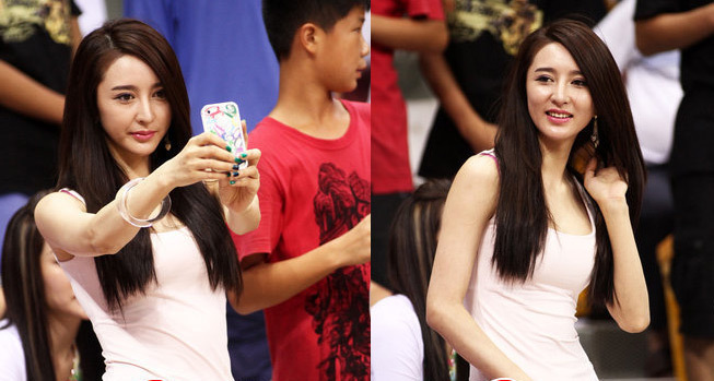 惊艳女球迷观战玩自拍_高清图集_新浪网