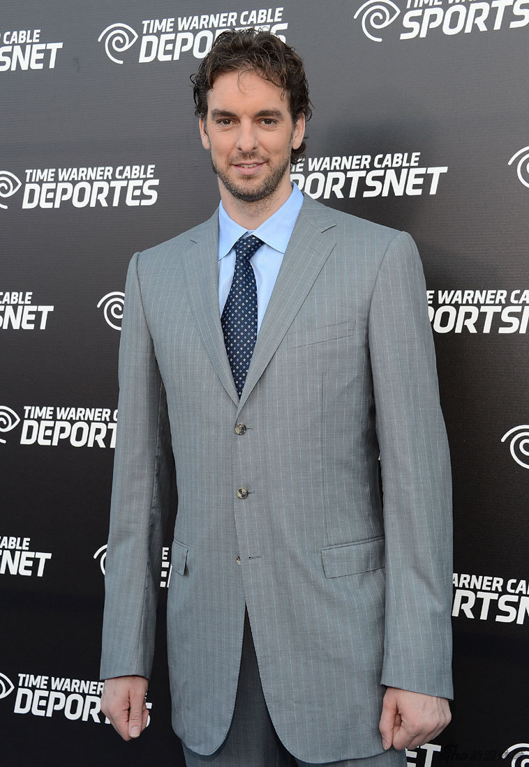 仪式在洛杉矶举行,湖人队的科比,纳什,阿泰和加索尔以及魔术师约翰逊