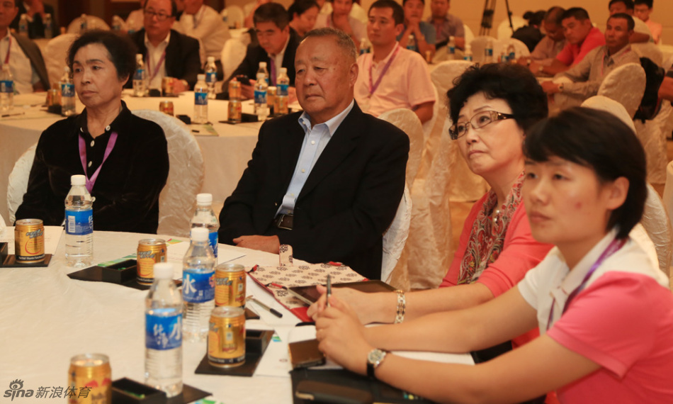 中高协顾问于振武先生认真听取讨论