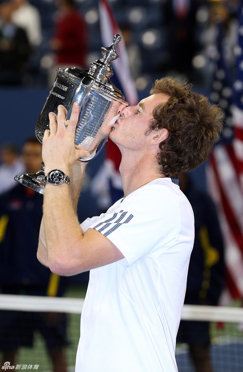 美网夺冠亲吻奖杯