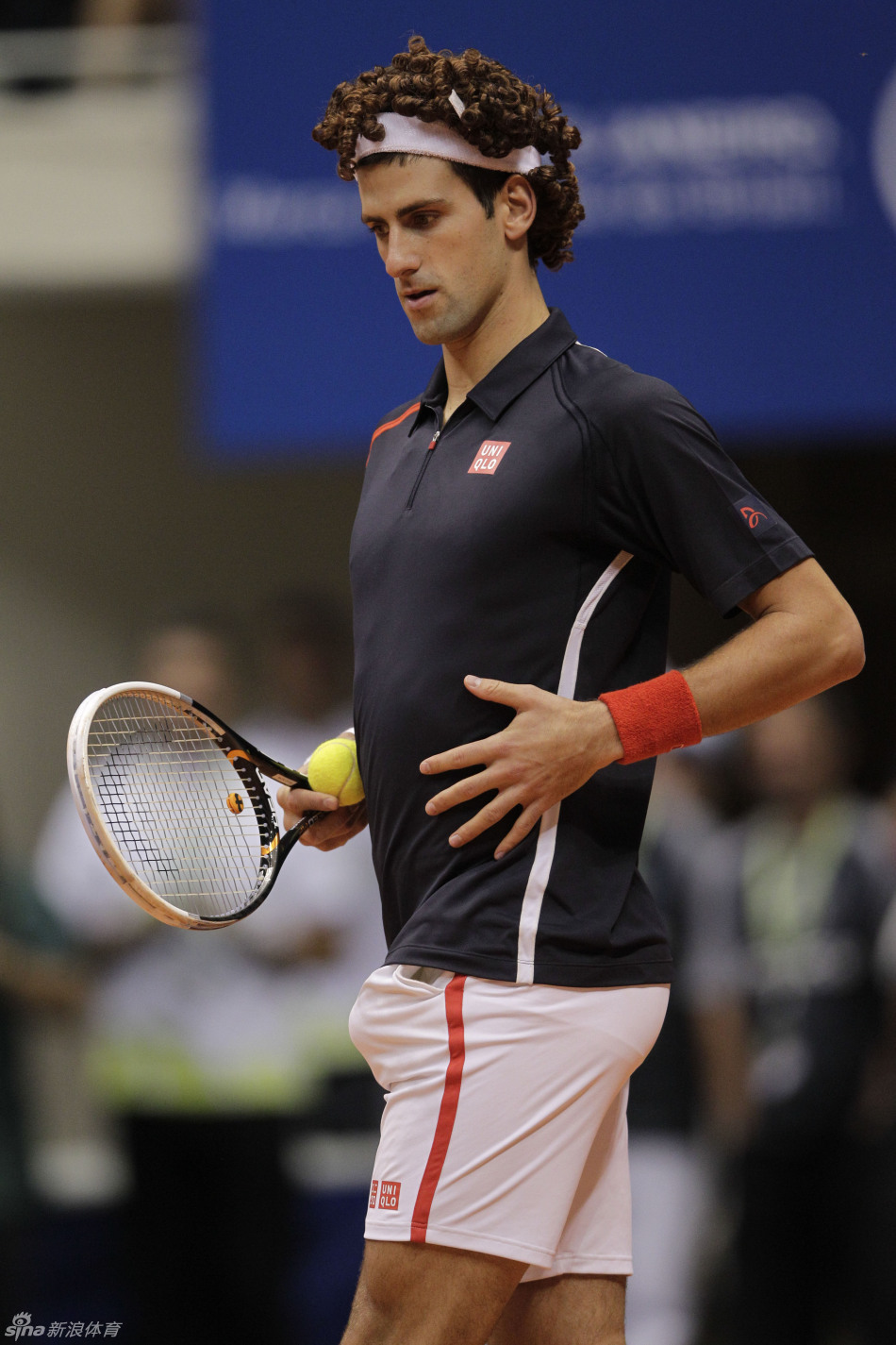 表演赛小德戴假发搞怪_高清图集_新浪网