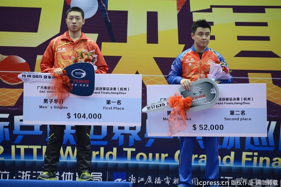 许昕王皓站上冠亚军领奖台