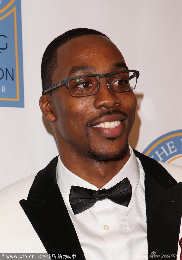 霍华德白色西装出席慈善晚会_高清图集_新浪网