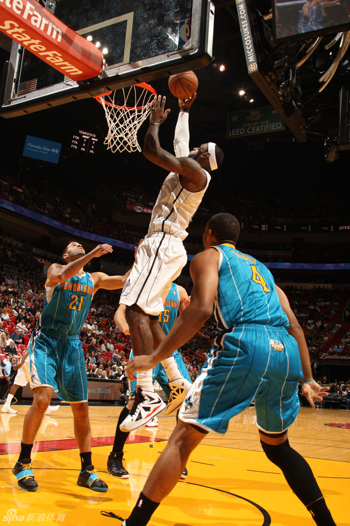 詹姆斯轻松上篮