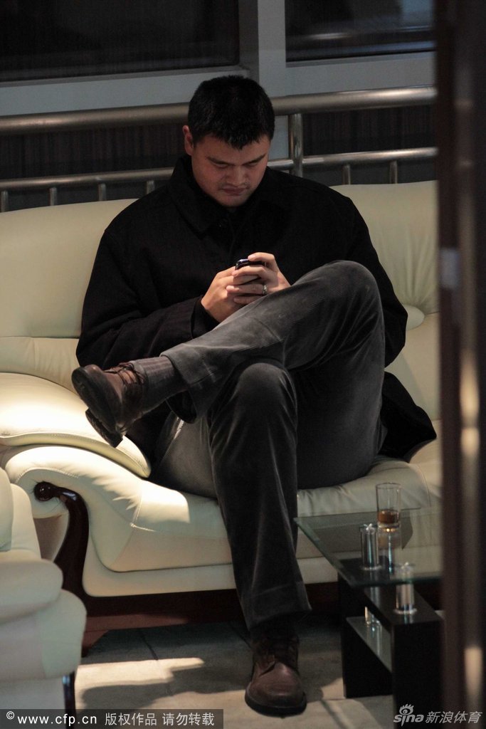 上海,姚明现身某酒店大厅与一位好友热聊,期间不断玩手机