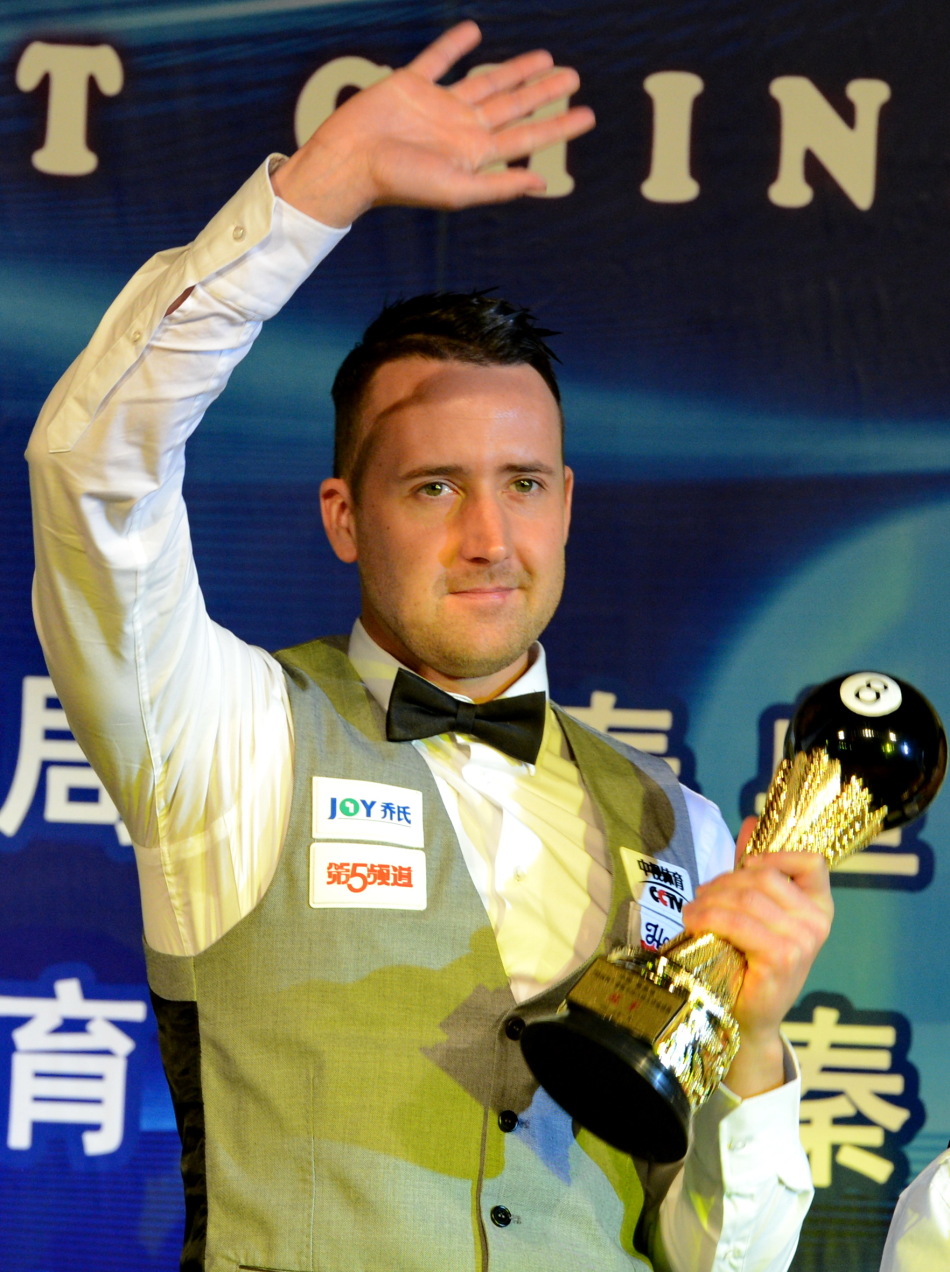 在秦皇岛举行的"乔式杯"首届中式八球大师邀请赛决赛中,加雷斯-波茨以