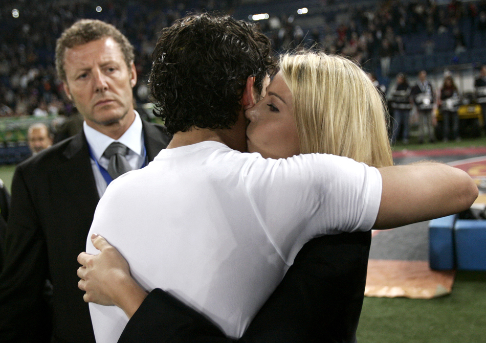 帕托和芭芭拉激情相拥庆祝