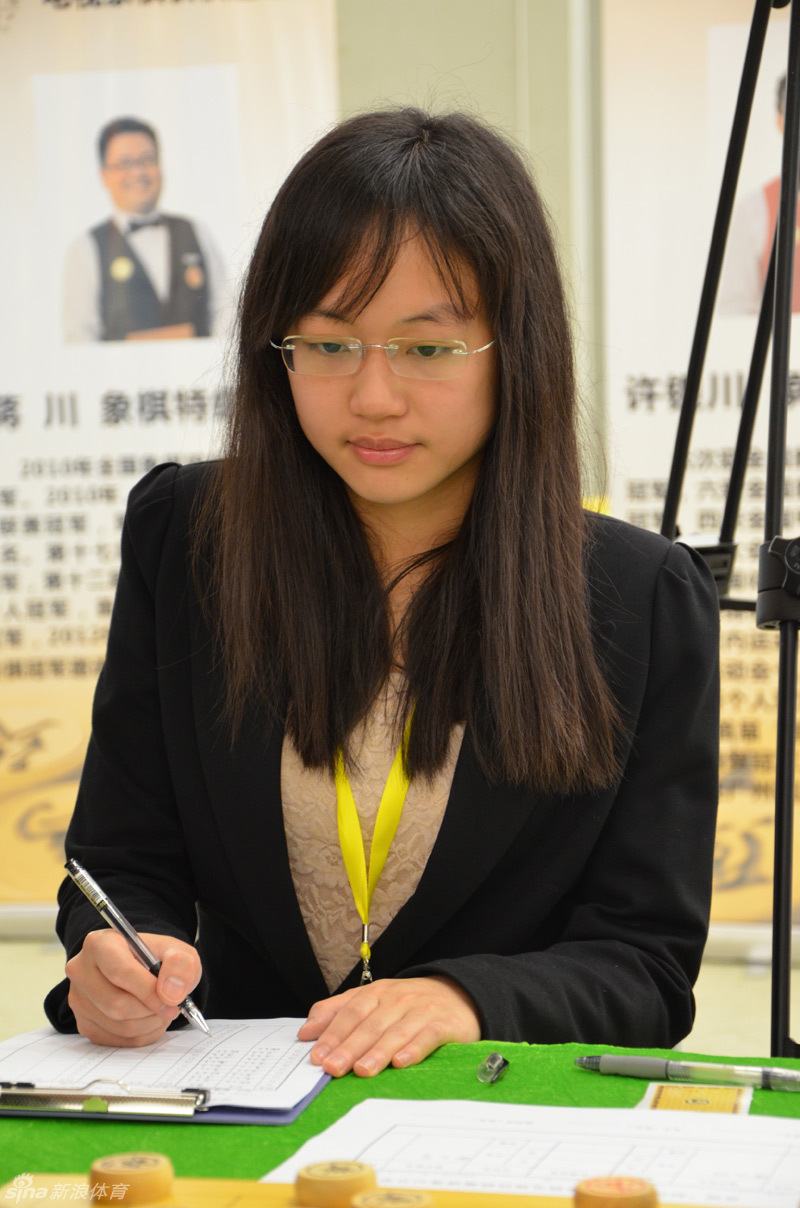 小美女时凤兰出任裁判