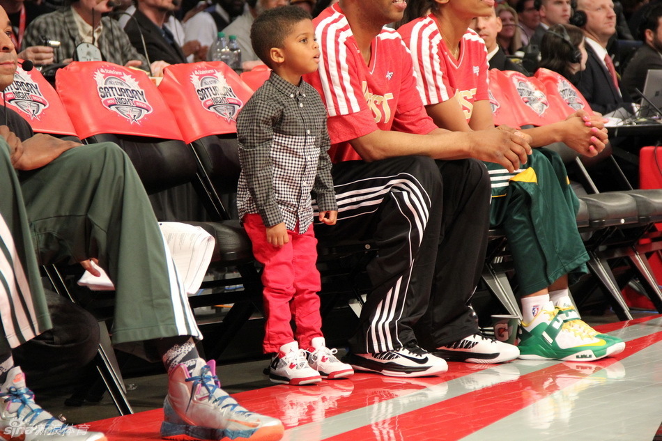 cp4观战分项赛场边卖萌_高清图集_新浪网