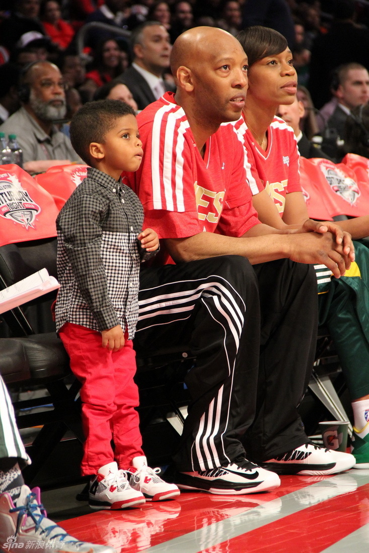 cp4观战分项赛场边卖萌_高清图集_新浪网