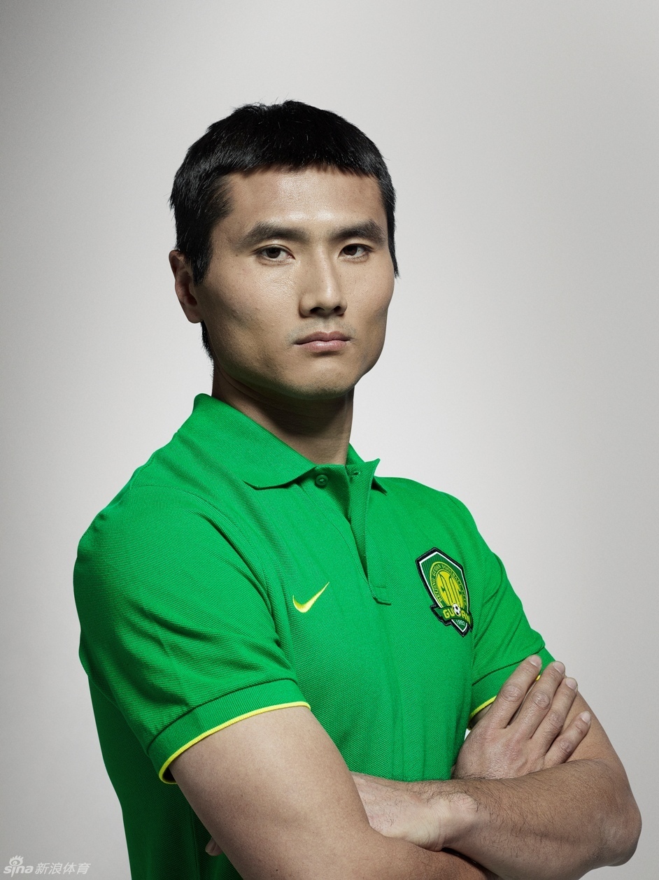 邵佳一展示国安主场球衣