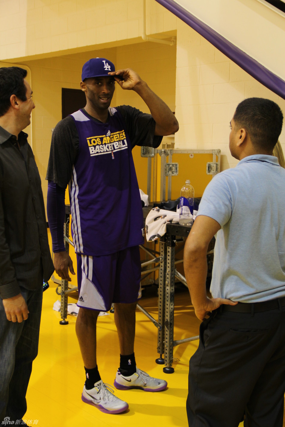 湖人训练科比戴棒球帽耍帅_高清图集_新浪网