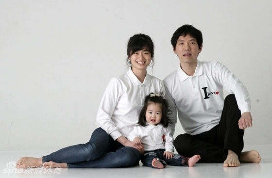 李昌镐一家三口照_高清图集_新浪网