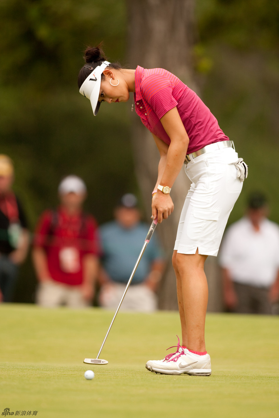 魏圣美换蜜色卷发彰显女人味 被自己推杆姿势逗笑