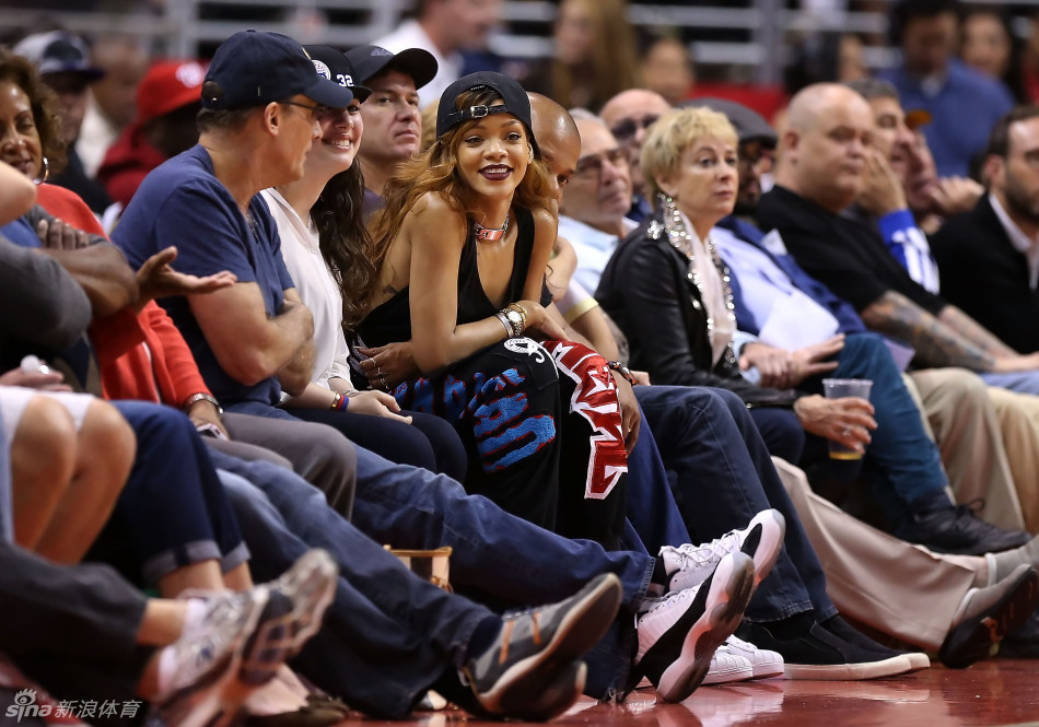 2 / 27 北京时间2013年4月8日,当红歌手蕾哈娜亮相,在斯台普斯观看了