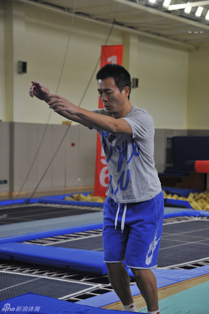 黄健翔进行跳水陆上训练_高清图集_新浪网