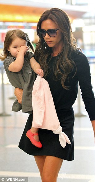 布鲁克林抱小七成妈妈帮手_高清图集_新浪网