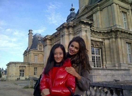 伊莉娜香肩微露