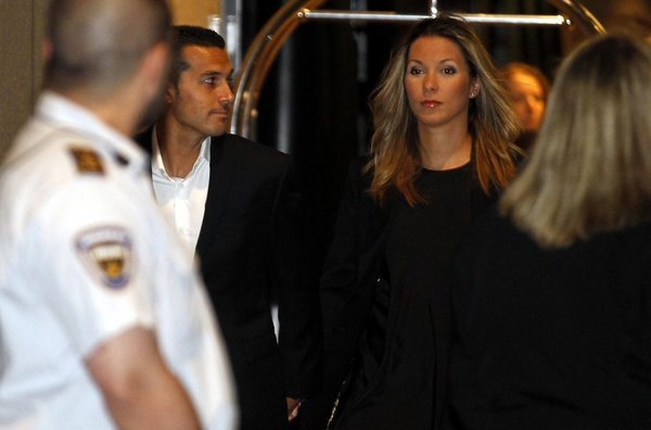 佩德罗和女友前来