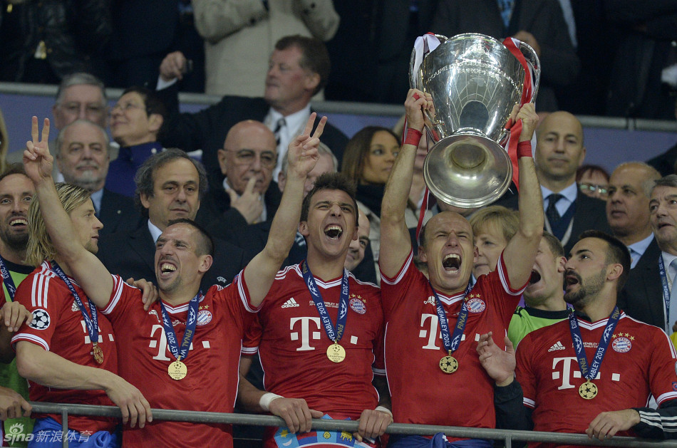 拜仁将士庆祝夺得欧冠冠军_高清图集_新浪网