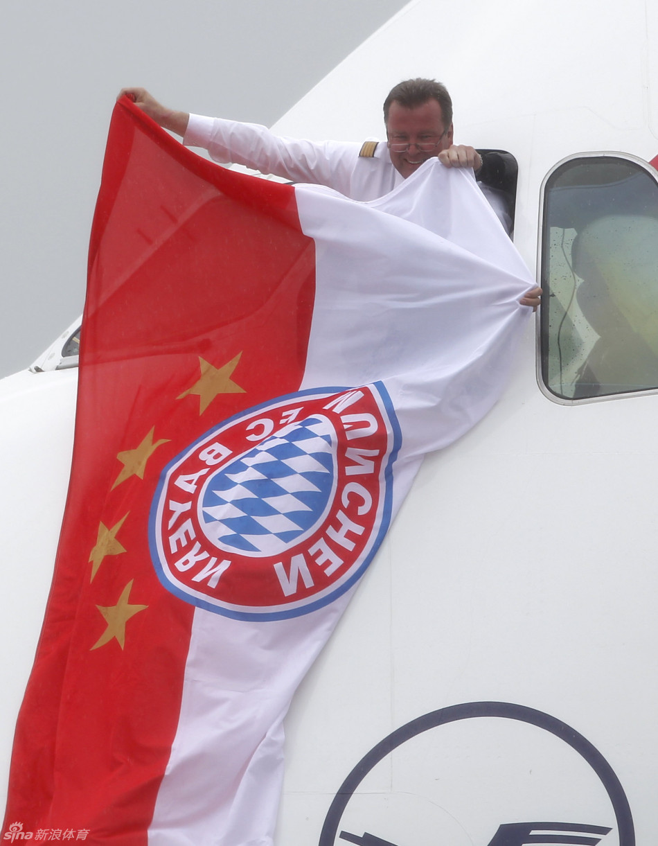 拉姆 出舱 奖杯 帅举 图片      [提要]北京时间5月27日凌晨,慕尼黑