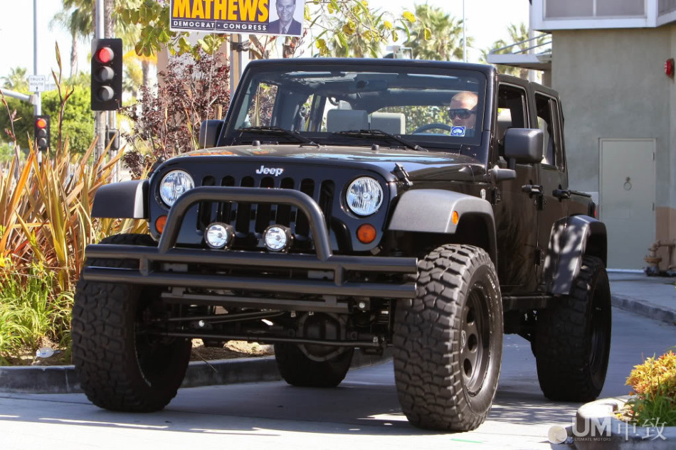 15 1995年,进入曼联一线队的小贝购买了人生第一辆车:红色福特护卫者