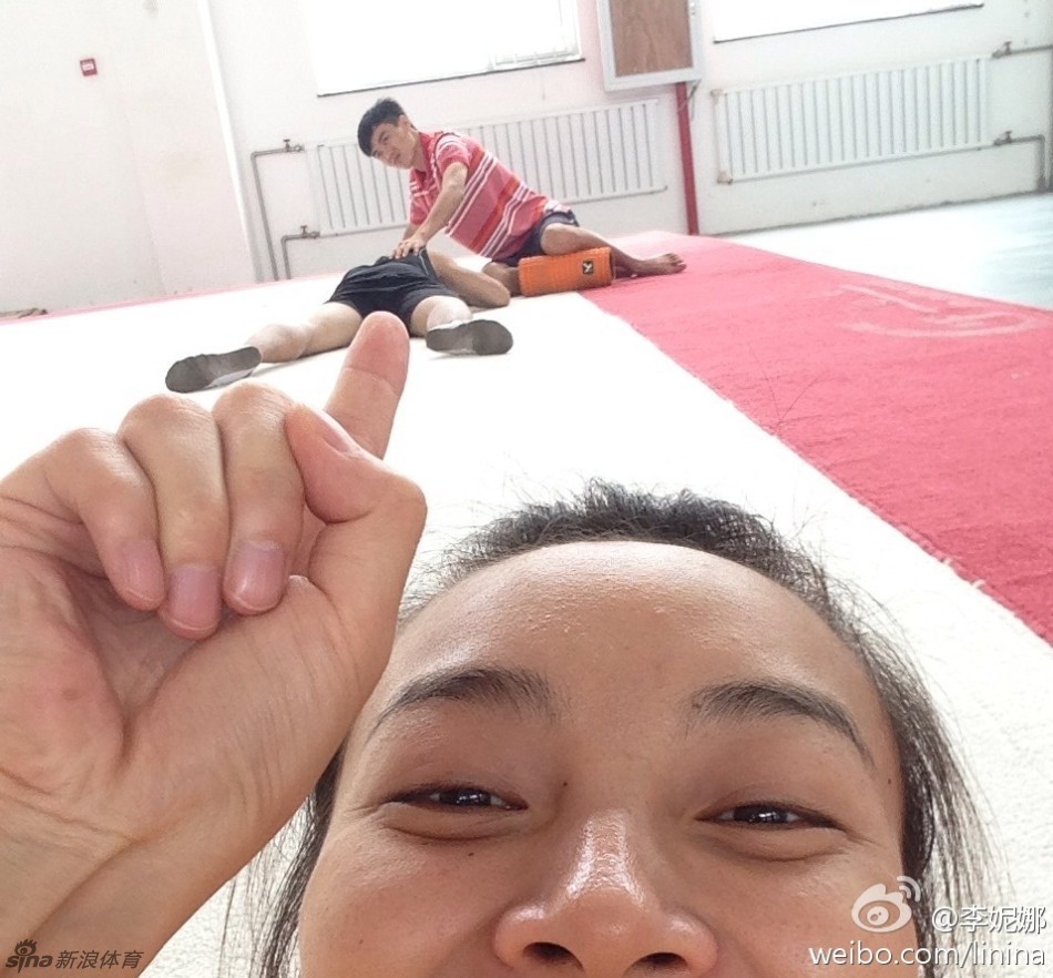 李妮娜训练搞怪拍照
