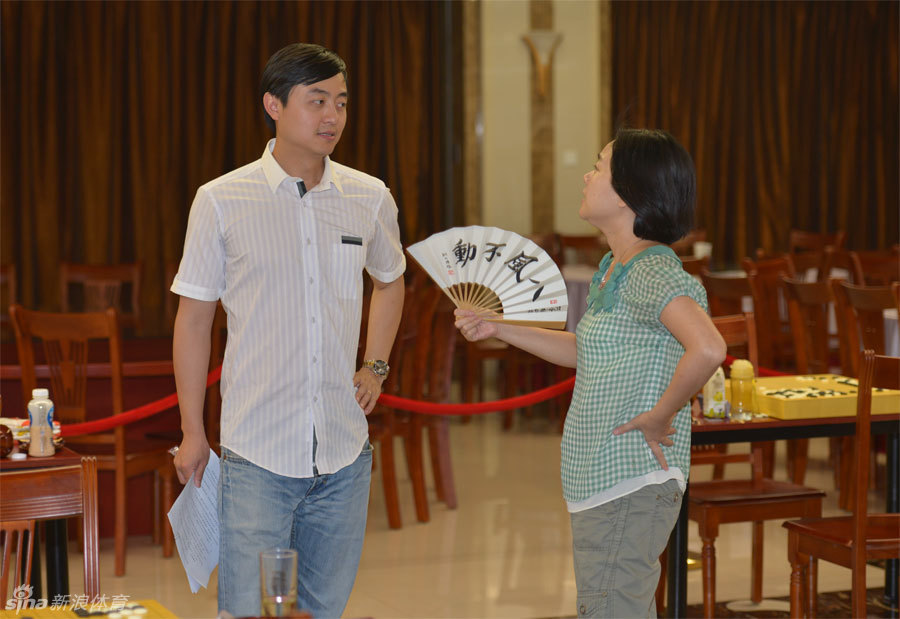 刘世振和张璇交流