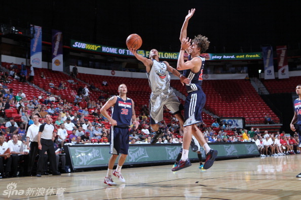 达柳斯-米勒低手上篮