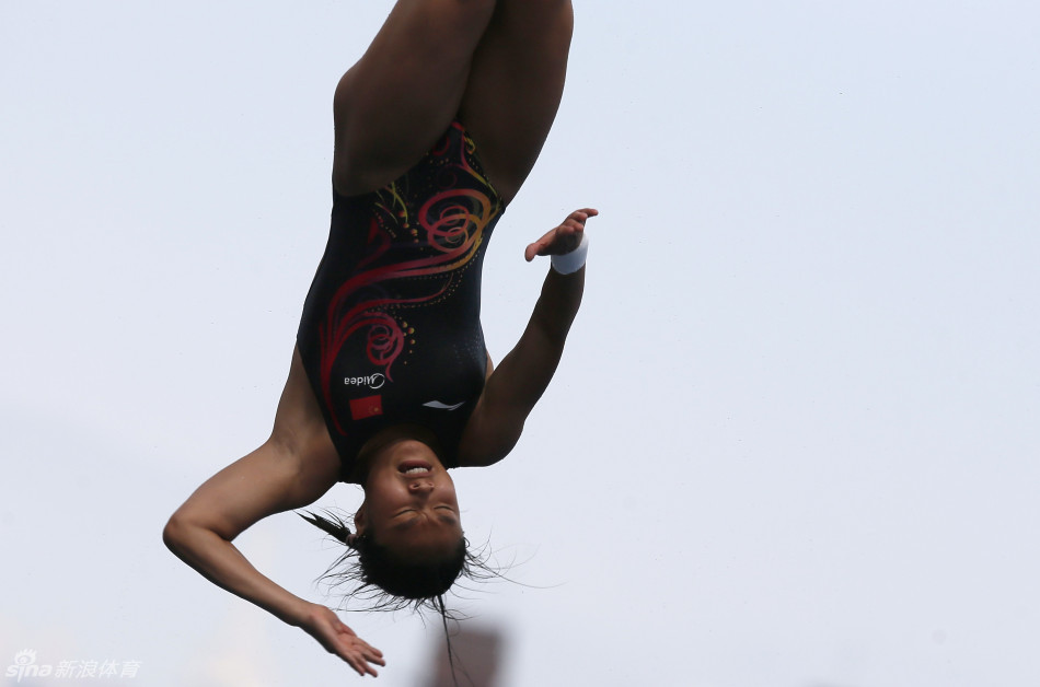 在女子三米跳板半决赛中,两位中国选手何姿与王涵分列第一位与第二位