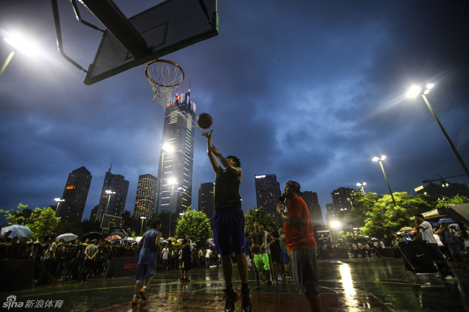詹姆斯冒雨夜袭广州街球场_高清图集_新浪网