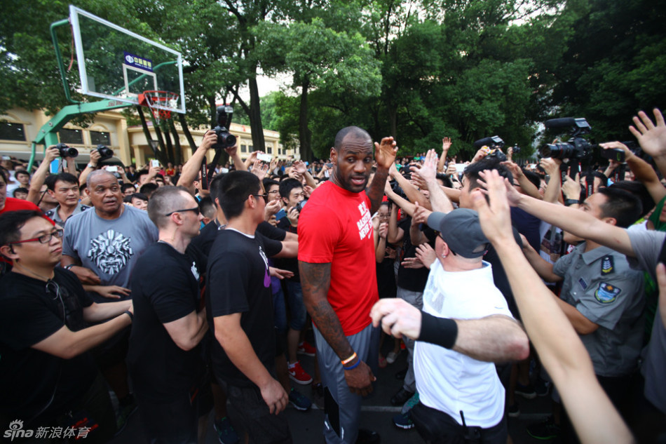 詹姆斯武汉校园玩3v3_高清图集_新浪网