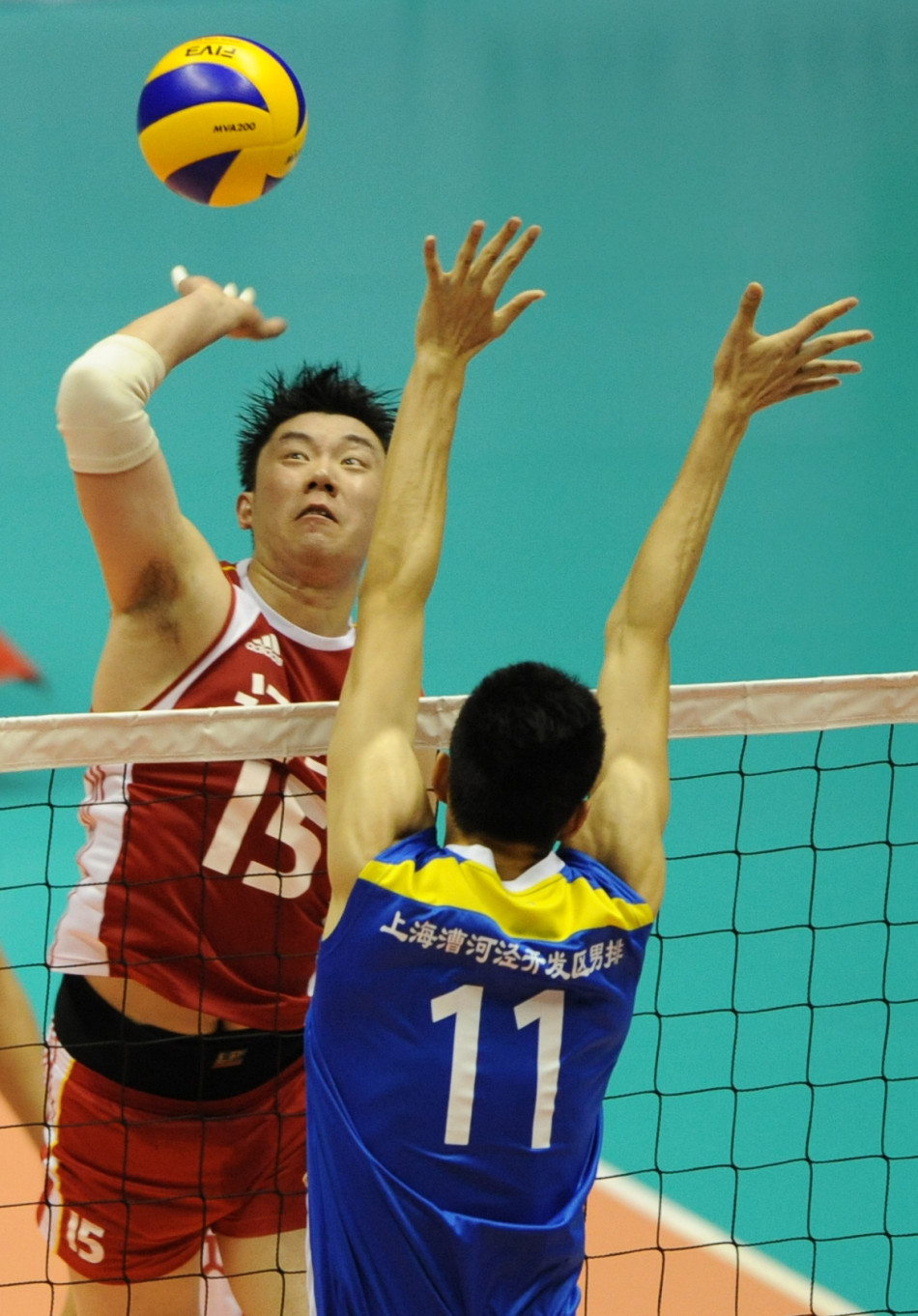 隋盛胜与队员庆祝