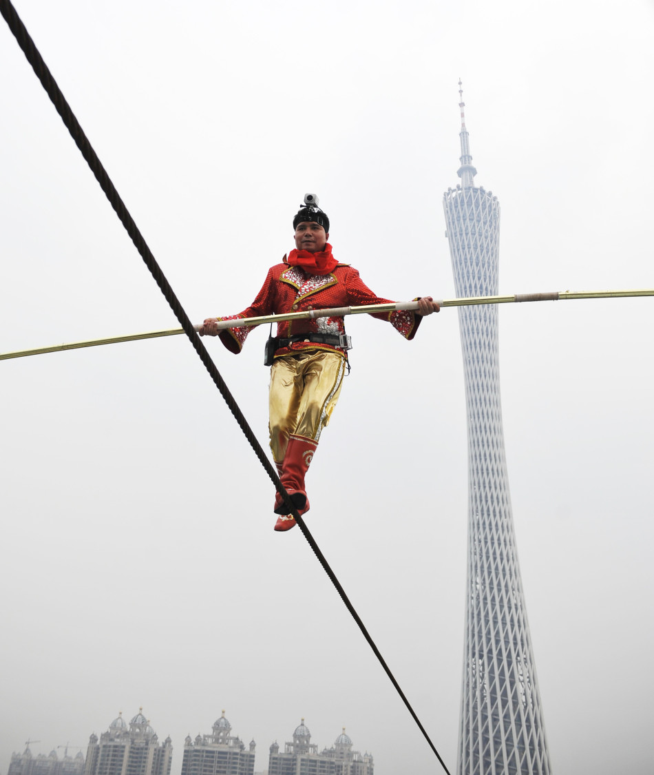 "高空王子"阿迪力成功挑战广州"小蛮腰"