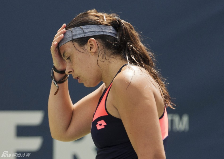 巴托丽手扶额头