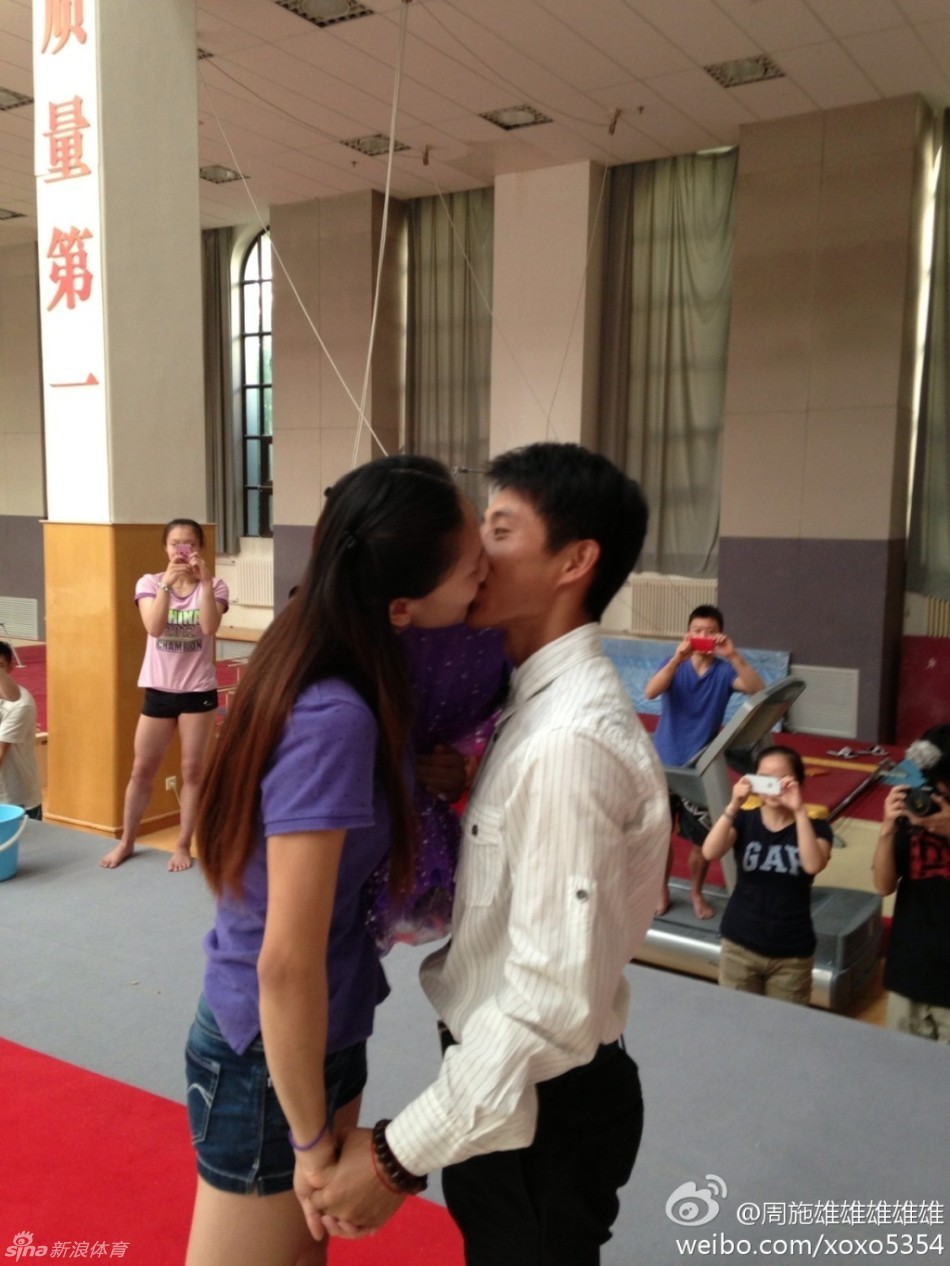 滕海滨向女友张楠求婚_高清图集_新浪网