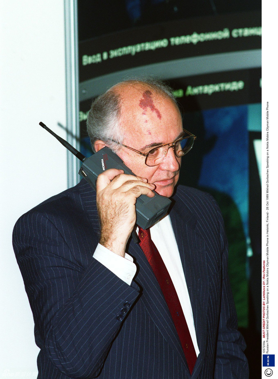 1973年在马丁-库帕的领导下,摩托罗拉公司的一个小组研发出了砖头