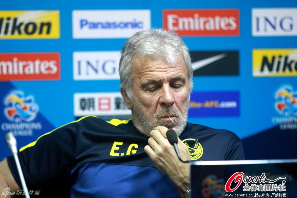 恒大对手主帅叼牙签亮相_高清图集_新浪网