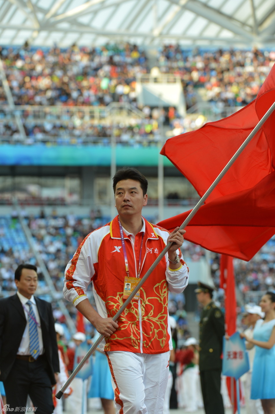 各地区旗手争先亮相.