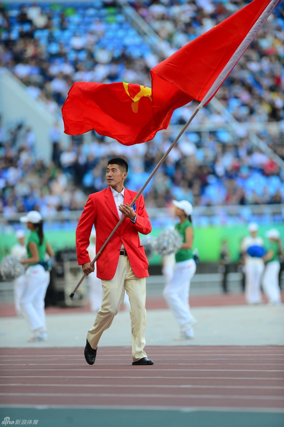 各地区旗手争先亮相.