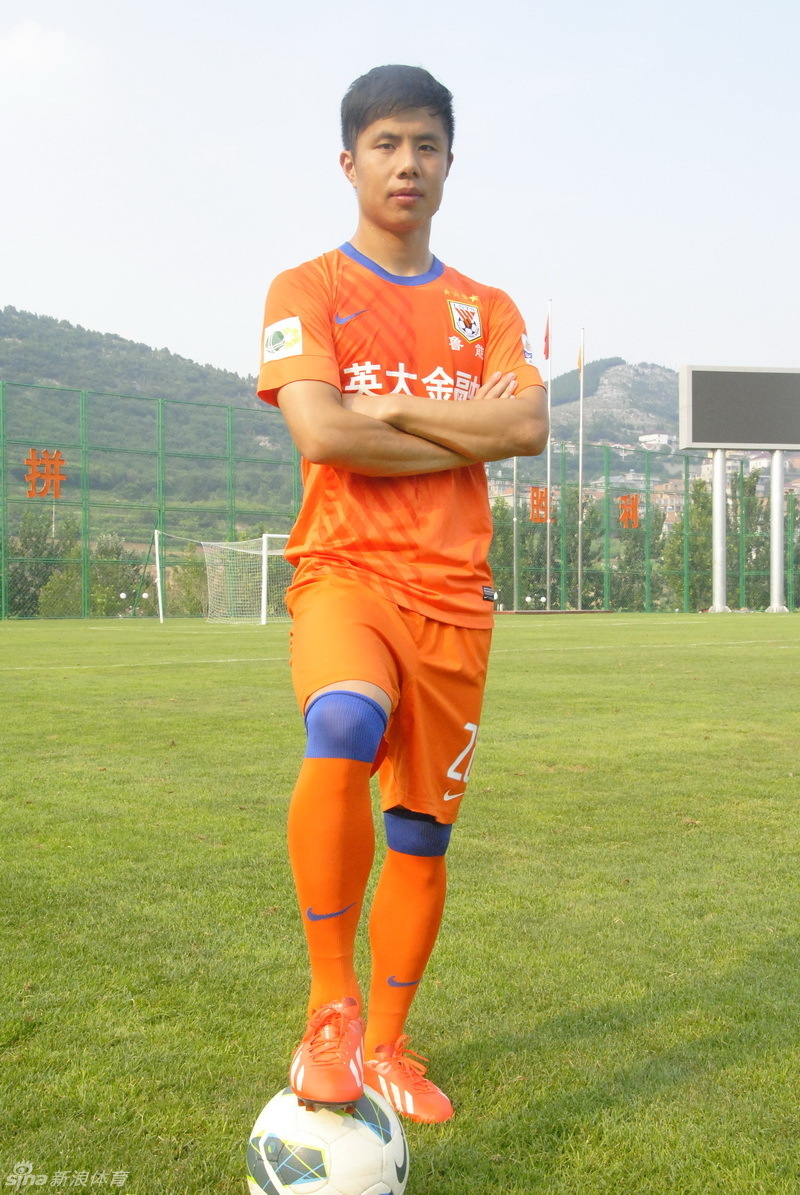 蒿俊闵身穿鲁能球衣拍写真_高清图集_新浪网
