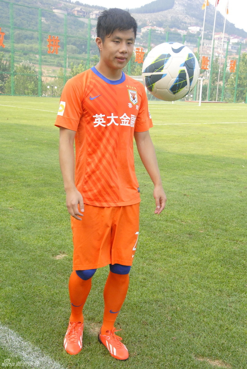 蒿俊闵身穿鲁能球衣拍写真_高清图集_新浪网